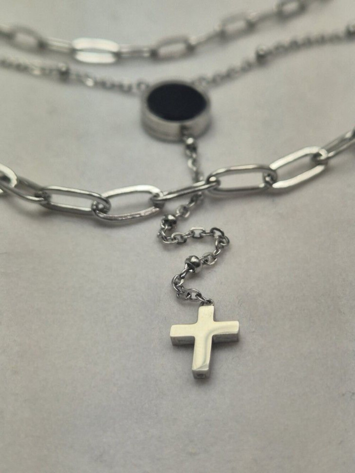 Многослойное колье из цепей разного плетения с медальоном и крестом J10559CJJ