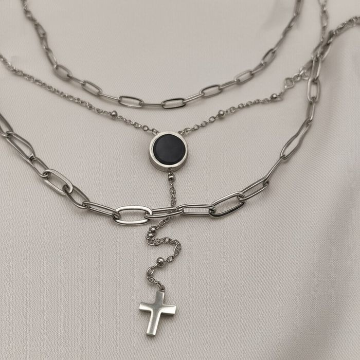 Многослойное колье из цепей разного плетения с медальоном и крестом J10559CJJ