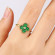 Кольцо со вставкой зеленый малахит в форме клевера 1J12074CJJ