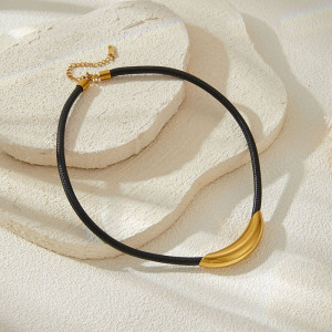 Чокер на жестком шнурке с изогнутой золотистой вставкой CJG70387