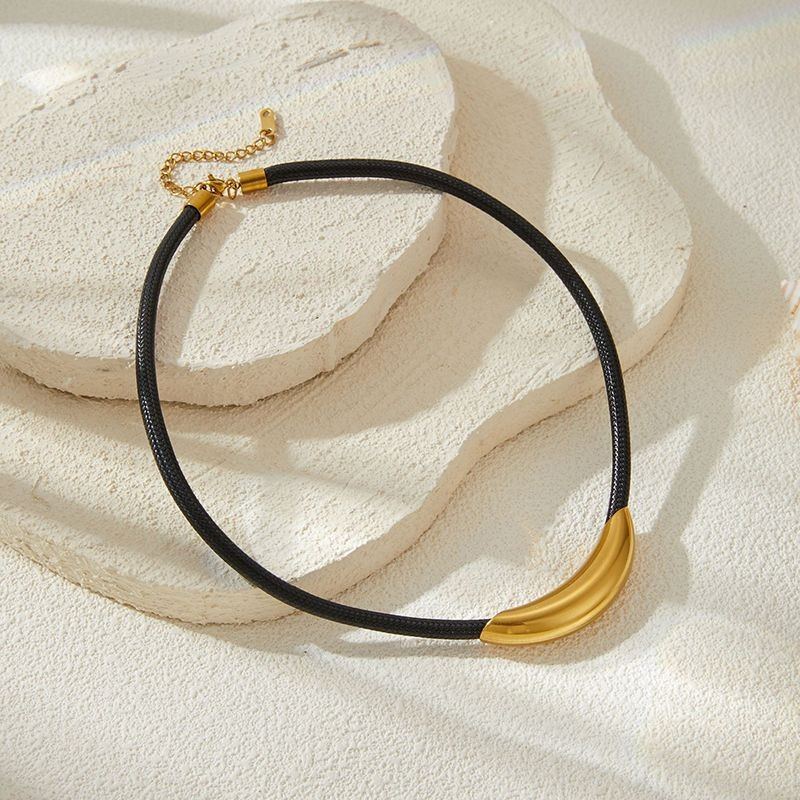 Чокер на жестком шнурке с изогнутой золотистой вставкой CJG70387