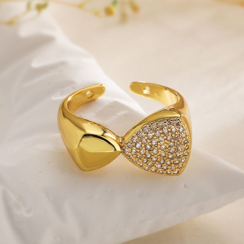 Незамкнутое кольцо с треугольным элементом и камнями CJJ20502