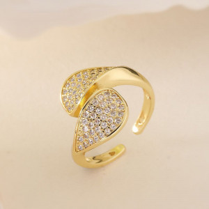 Акцентное кольцо с треугольным элементом и густой россыпью фианитов CJJ20502