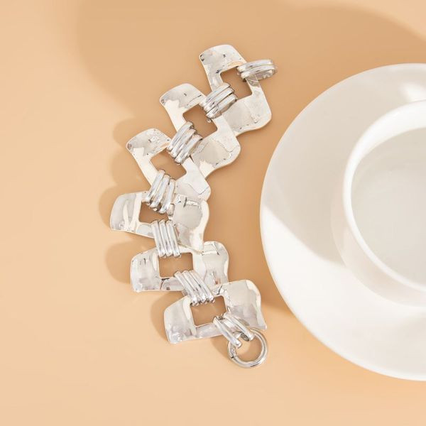 Браслет жесткий с массивными геометрическими звеньями CJK24543