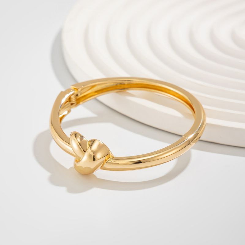 Браслет жесткий тонкий с декоративным узлом и гравировкой CJL85642