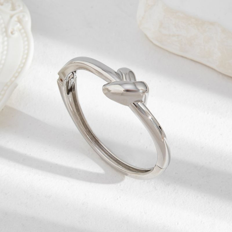 Браслет жесткий тонкий с декоративным узлом и гравировкой CJL85642