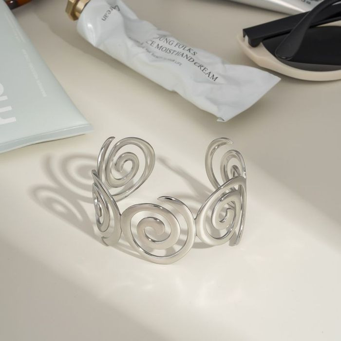 Браслет жесткий фантазийный с крупными спиральными узорами CJM54466 Браслет жесткий фантазийный с крупными спиральными узорами CJM54466