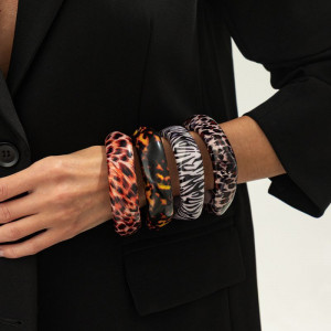 Жесткий браслет CJT03679