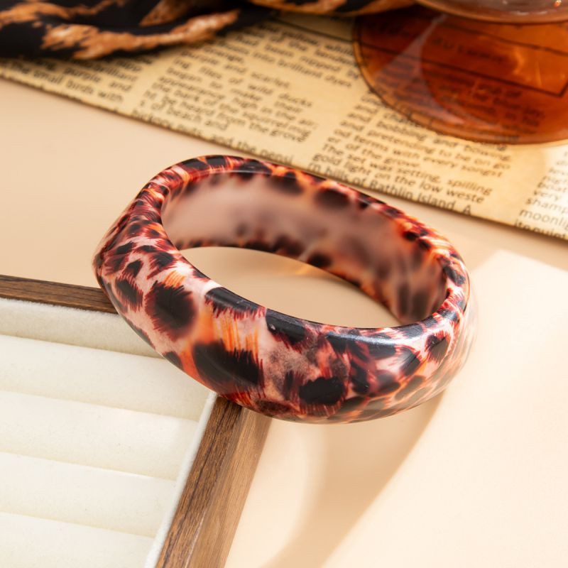 Жесткий браслет CJT03679