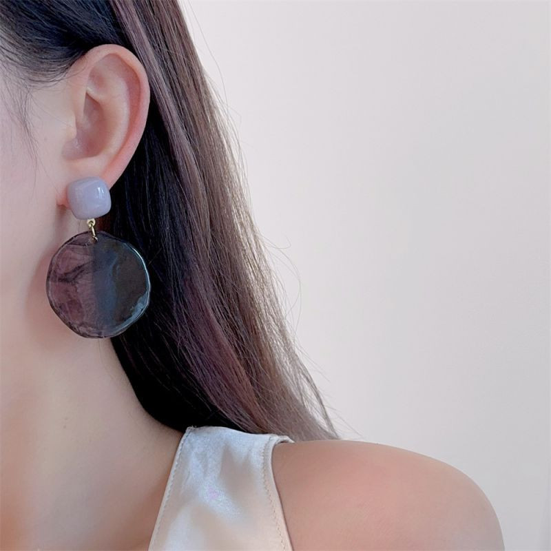 Крупные висячие серьги с фиолетовыми акриловыми дисками CJL16279