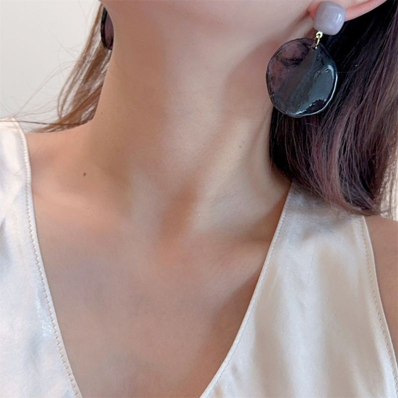 Крупные висячие серьги с фиолетовыми акриловыми дисками CJL16279