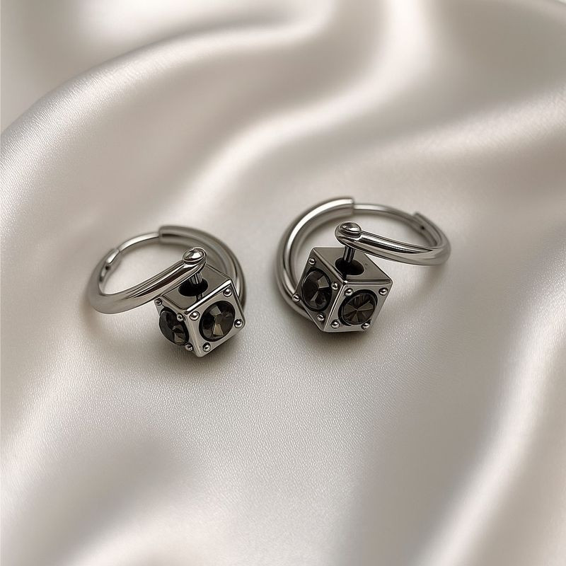 Стальные серьги-кольца конго с подвесками-кубиками J10439CJJ Стальные серьги-кольца конго с подвесками-кубиками J10439CJJ