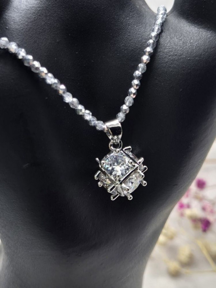 Колье с ажурным шаром-подвеской, усыпанным кристаллами J11275CJJ Колье с ажурным шаром-подвеской, усыпанным кристаллами J11275CJJ