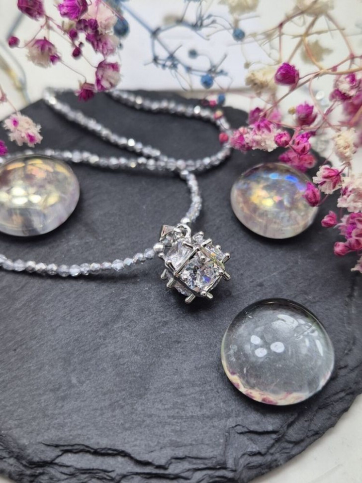 Колье с ажурным шаром-подвеской, усыпанным кристаллами J11275CJJ Колье с ажурным шаром-подвеской, усыпанным кристаллами J11275CJJ