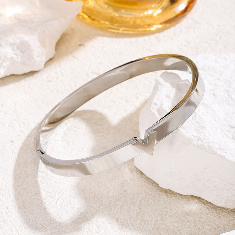 Браслет жесткий с V-образным геометрическим вырезом CJN32063