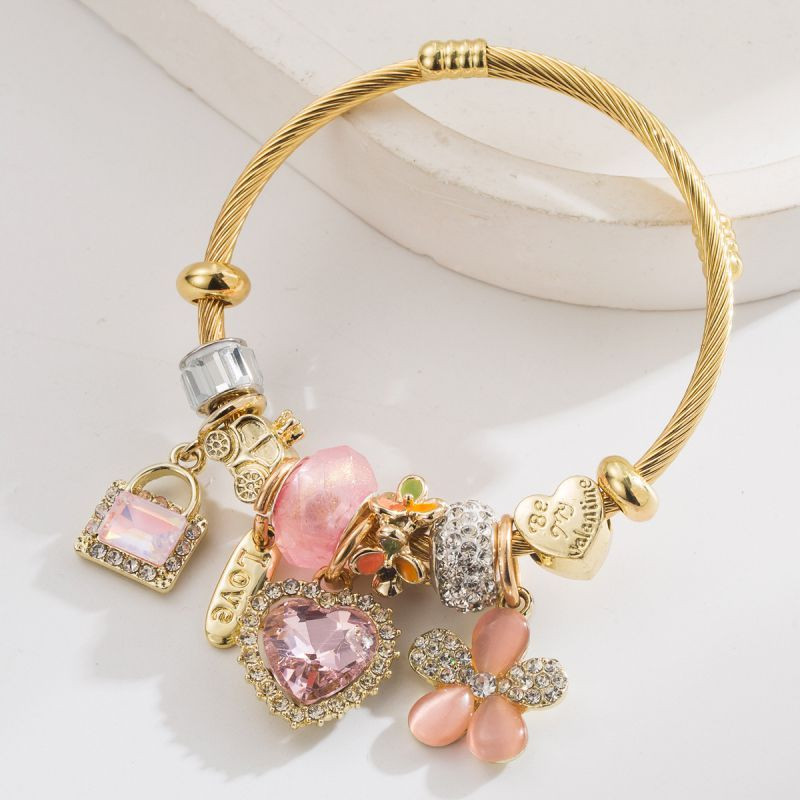 Браслет жесткий с подвесками в виде сердца и бабочки CJN81585