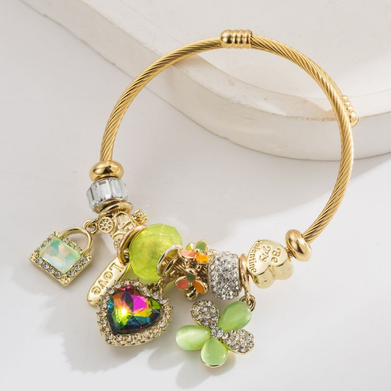 Браслет жесткий с подвесками в виде сердца и бабочки CJN81585