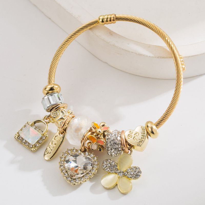 Браслет жесткий с подвесками в виде сердца и бабочки CJN81585