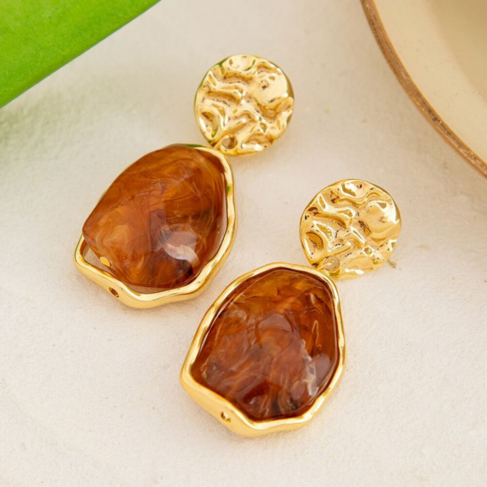 Золотистые висячие серьги с фактурным металлом и серыми кристаллами CJ12109