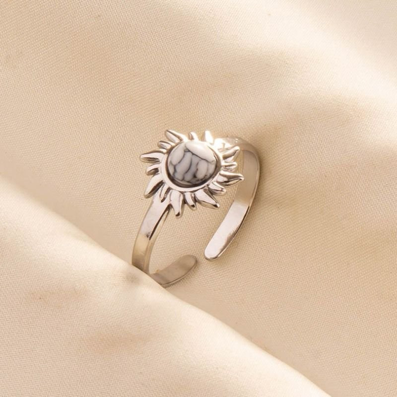 Разомкнутое кольцо с лучистым солнцем и серым камнем CJD85425