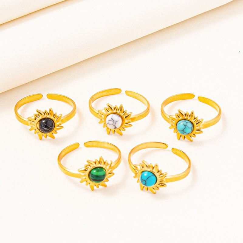 Разомкнутое кольцо с лучистым солнцем и серым камнем CJD85425