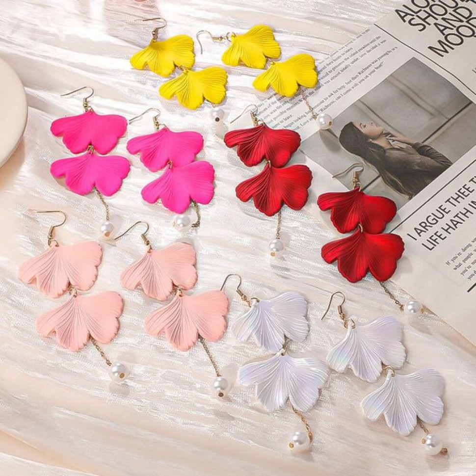 Длинные висячие серьги с объемными красными лепестками CJH50823