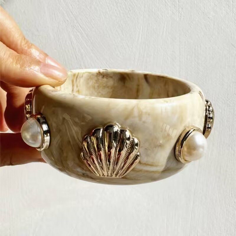 Браслет жесткий массивный с декором в виде ракушек и жемчуга CJQ05875