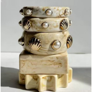 Браслет жесткий массивный с декором в виде ракушек и жемчуга CJQ05875 Браслет жесткий массивный с декором в виде ракушек и жемчуга CJQ05875