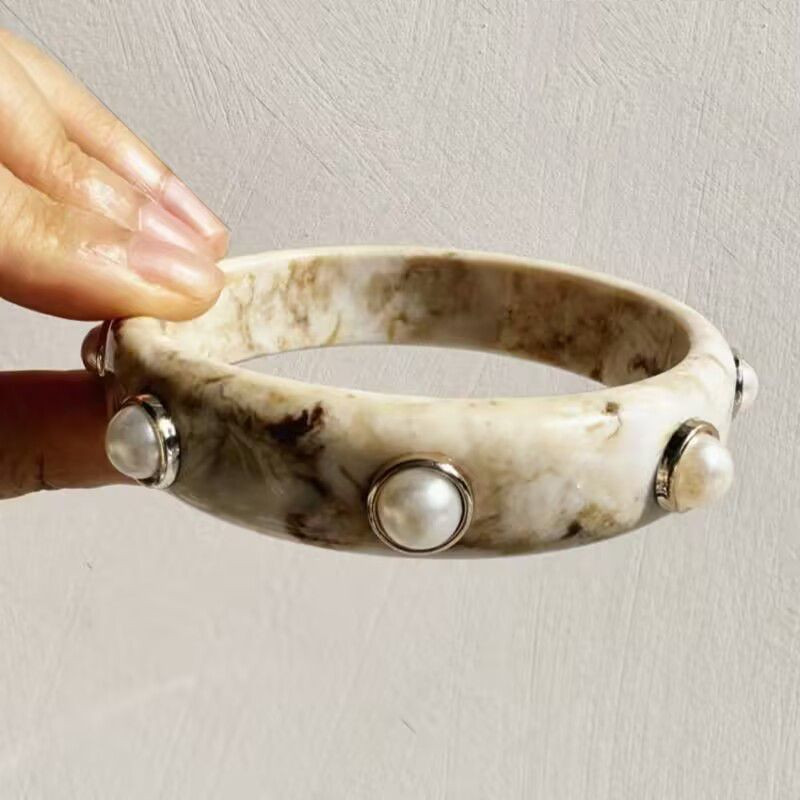 Браслет жесткий массивный с декором в виде ракушек и жемчуга CJQ05875