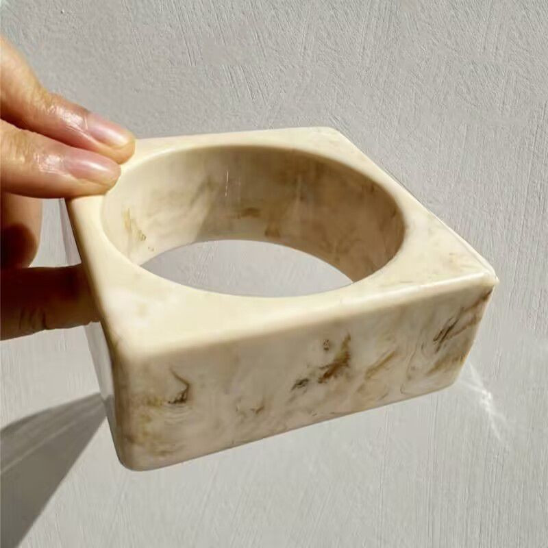 Браслет жесткий массивный с декором в виде ракушек и жемчуга CJQ05875