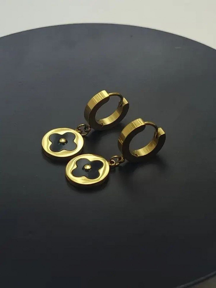 Стальные серьги-кольца конго с черными подвесками-клевером J10207CJJ