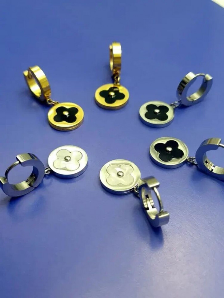 Стальные серьги-кольца конго с черными подвесками-клевером J10207CJJ