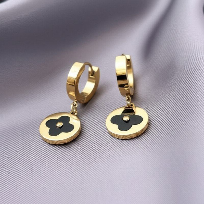 Стальные серьги-кольца конго с черными подвесками-клевером J10207CJJ