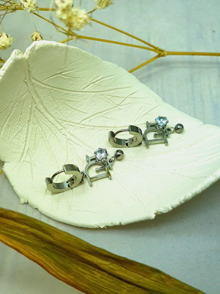 Серьги-кольца с подвесками в виде логотипа и крупным кристаллом J10243CJJ