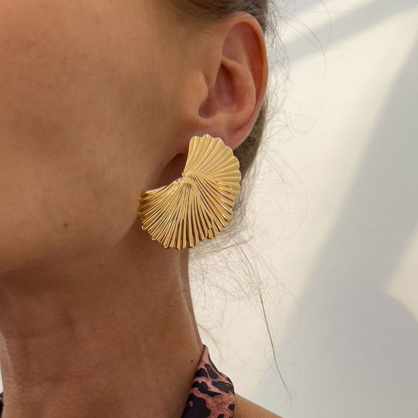 Стильные серьги-пусеты Серебристое плиссе CJL23029