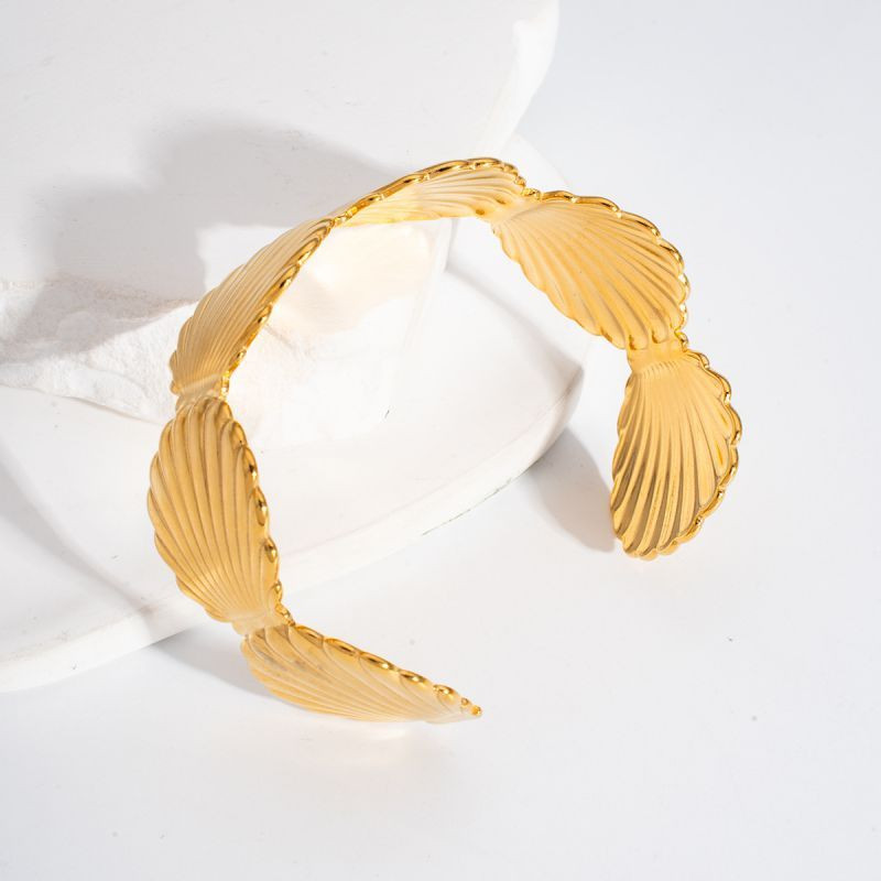 Браслет жесткий в форме золотистых раковин CJL84040 Браслет жесткий в форме золотистых раковин CJL84040