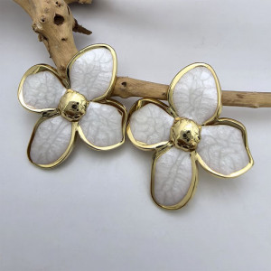 Серьги-пусеты Цветы четырехлистники с эмалью CJL79242 Серьги-пусеты Цветы четырехлистники с эмалью CJL79242