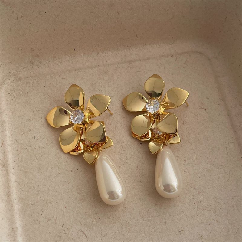 Серьги пусеты в форме золотистых пятилистников с крупным жемчугом CJL16285