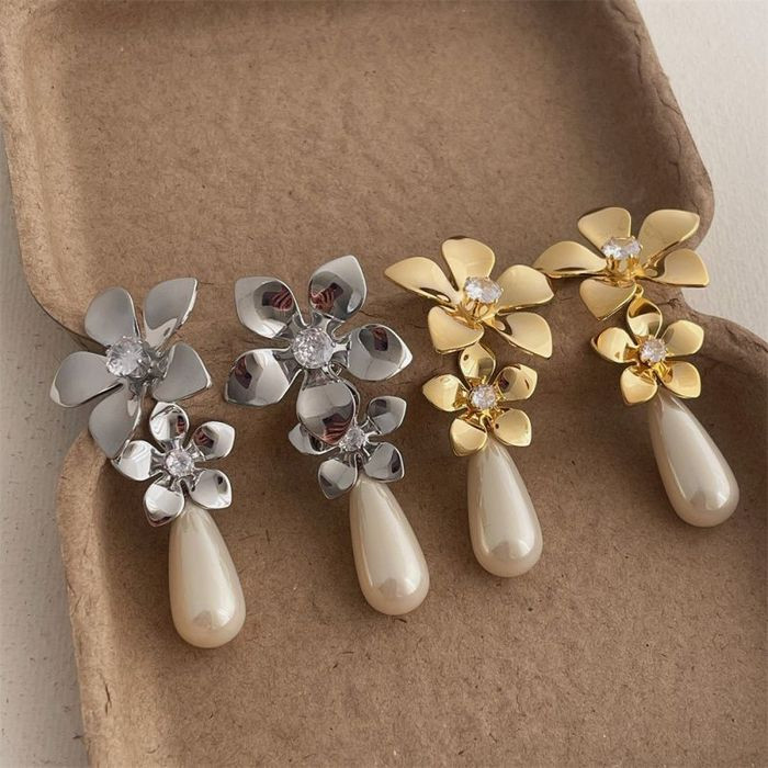 Серьги пусеты в форме золотистых пятилистников с крупным жемчугом CJL16285