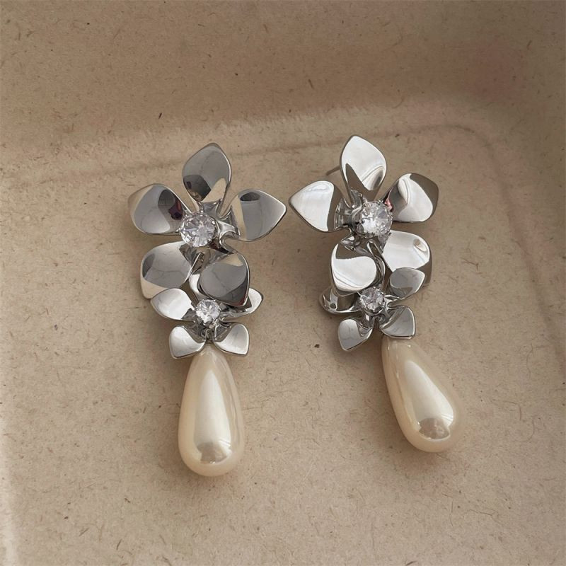 Серьги пусеты в форме золотистых пятилистников с крупным жемчугом CJL16285