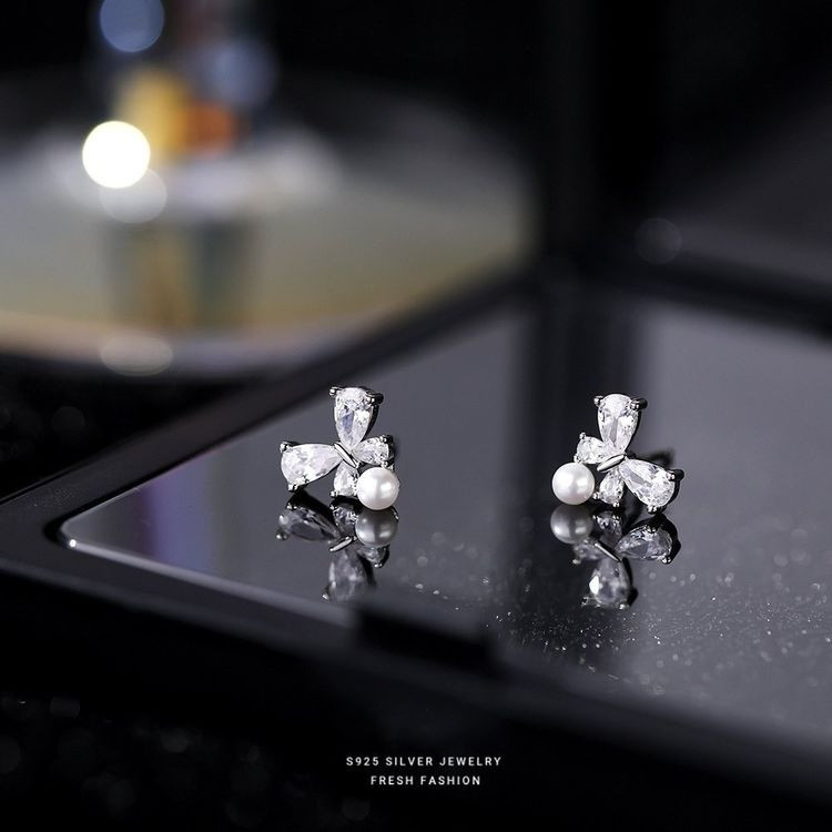 Серьги-гвоздики цветочные с жемчугом и кристаллами J10697CJJ