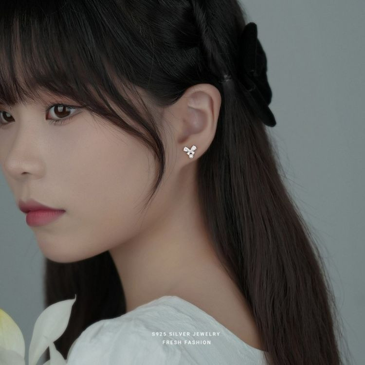 Серьги-гвоздики цветочные с жемчугом и кристаллами J10697CJJ