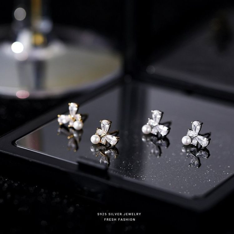 Серьги-гвоздики цветочные с жемчугом и кристаллами J10697CJJ