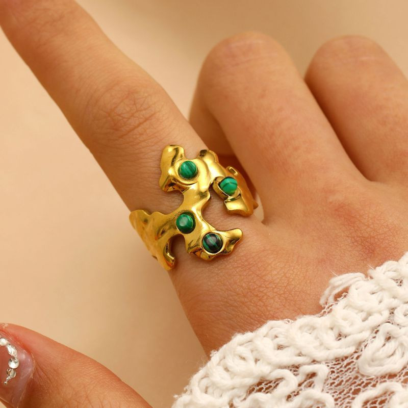 Разомкнутое кольцо в форме змеи с кристаллами CJR67911