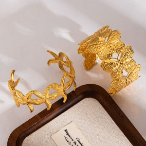 Браслет жесткий ажурный с экзотическими цветами CJN43069 Браслет жесткий ажурный с экзотическими цветами CJN43069