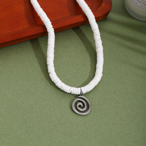 Лаконичные бусы из натуральной ракушки с круглой подвеской-лабиринтом CJN86129