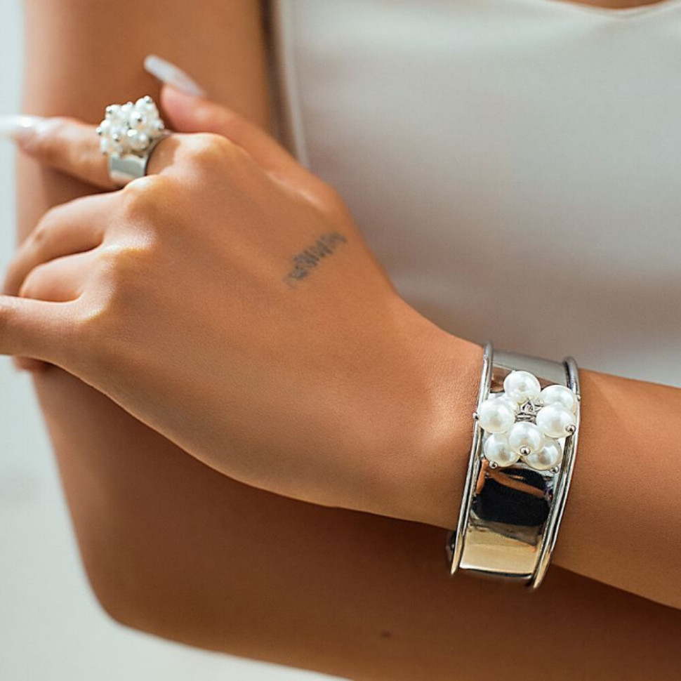 Браслет жесткий широкий кафф с центральным акцентом CJH72370