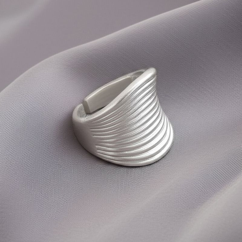 Широкое серебристое кольцо с волнообразной текстурой 1J11888CJJ