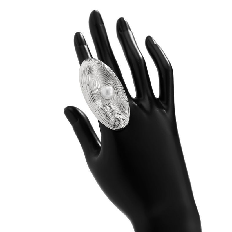 Широкое золотистое кольцо с ажурным узором и жемчужиной CJJ27540