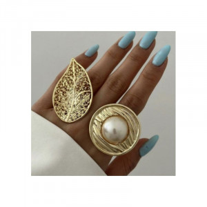 Широкое золотистое кольцо с ажурным узором и жемчужиной CJJ27540